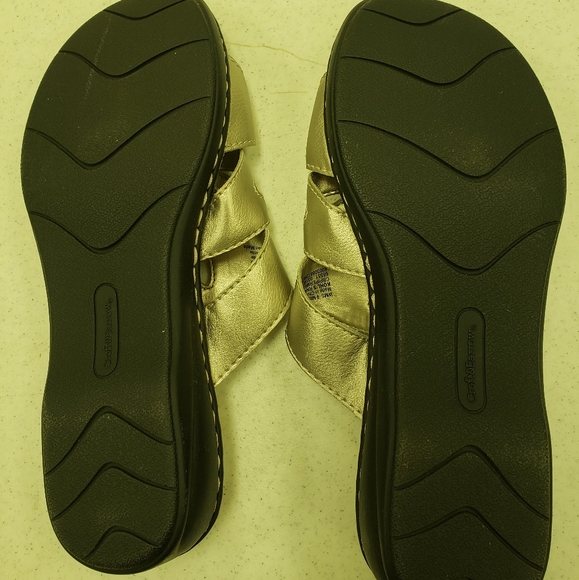Very nice gold sandals. Size 9. Great condition. - Picture 3 of 6